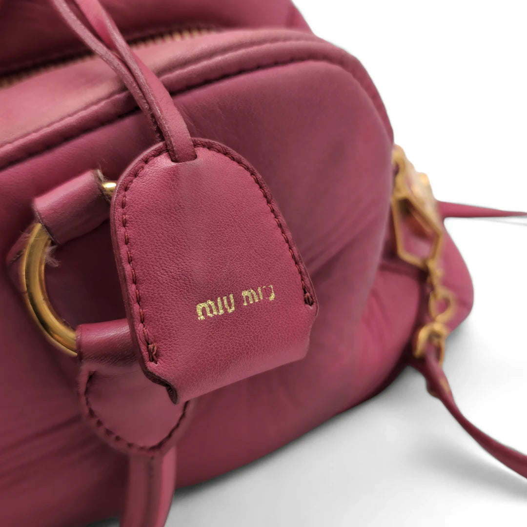 Miu Miu Handtasche mit Umhängegurt & goldener Hardware Leder pink