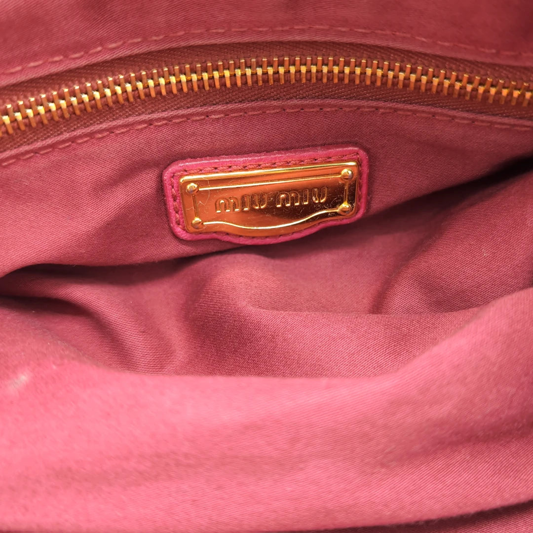 Miu Miu Handtasche mit Umhängegurt & goldener Hardware Leder pink