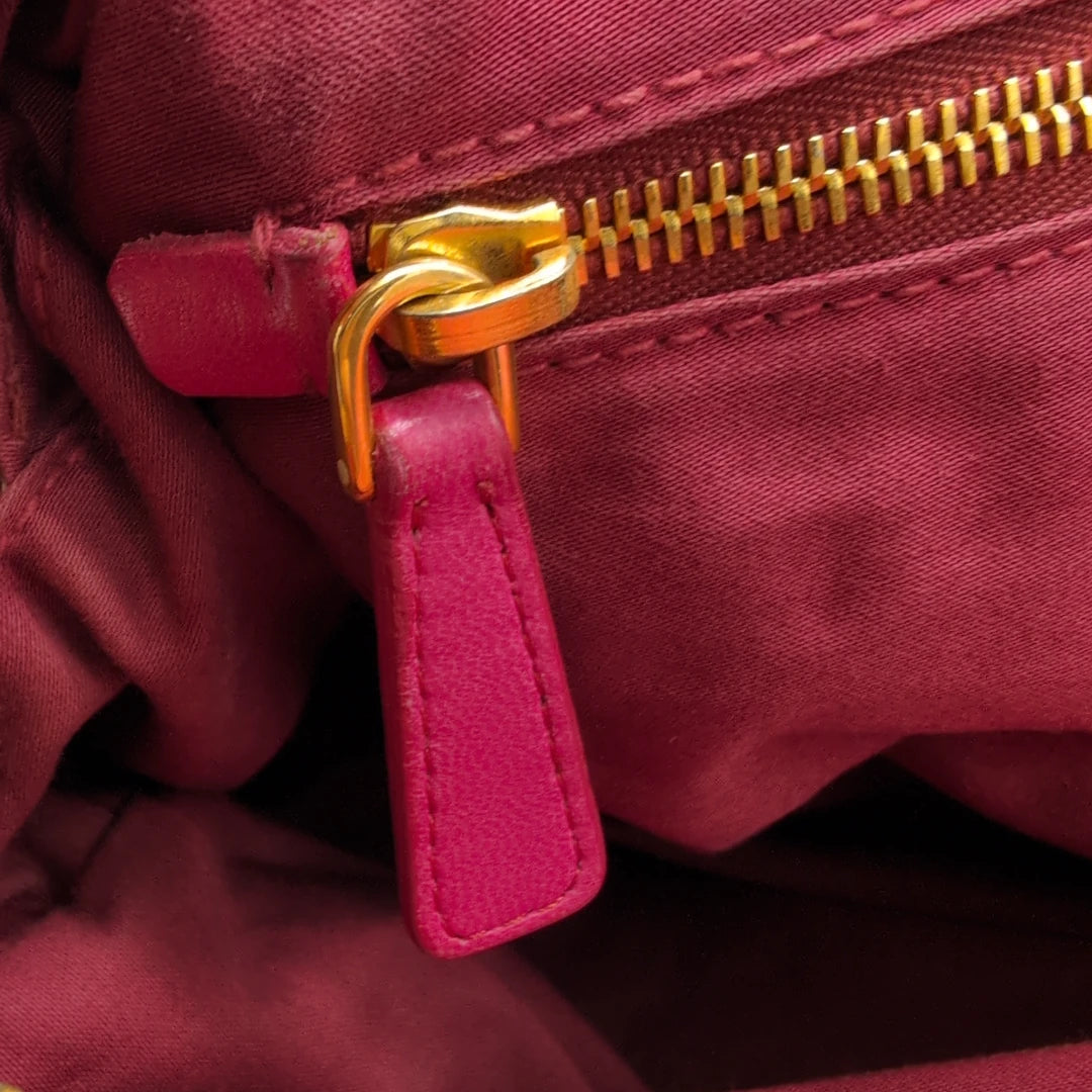 Miu Miu Handtasche mit Umhängegurt & goldener Hardware Leder pink