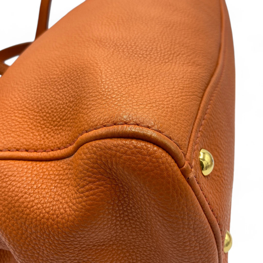 Miu Miu Handtasche mit goldener Hardware aus Leder orange