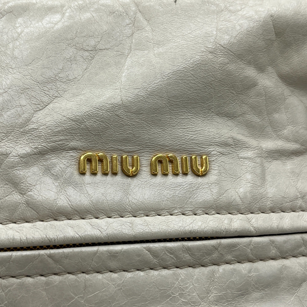 Miu Miu Handtasche mit Schultergurt weiß / creme