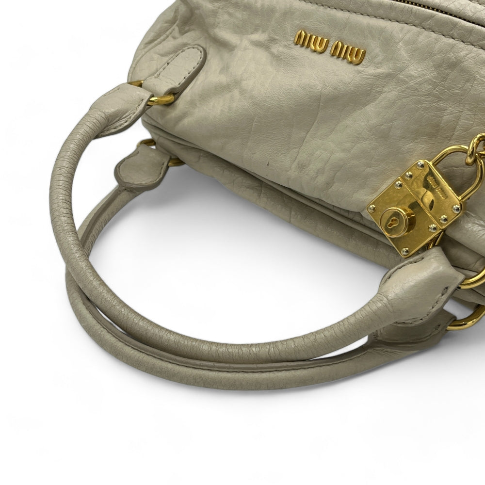 Miu Miu Handtasche mit Schultergurt weiß / creme