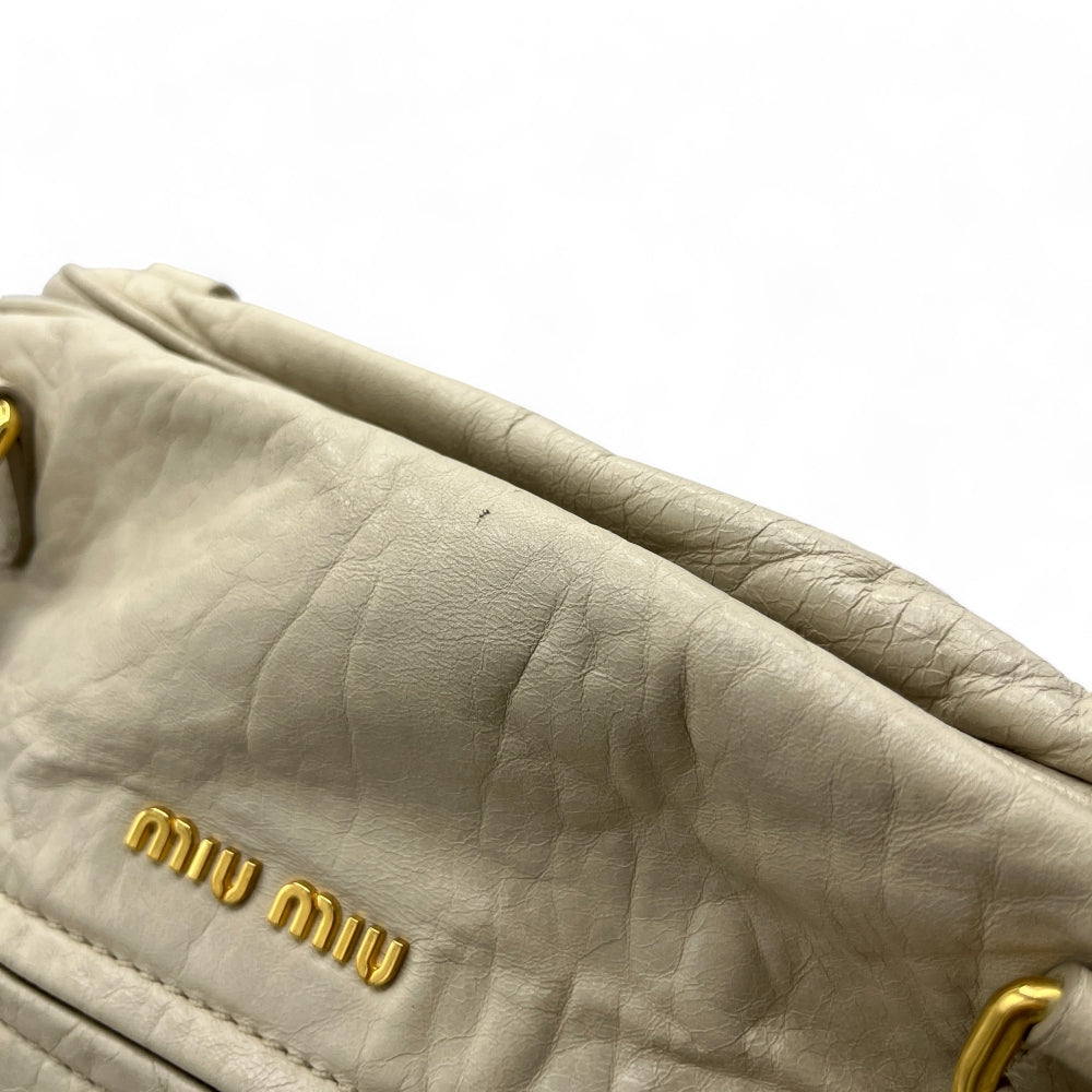 Miu Miu Handtasche mit Schultergurt weiß / creme