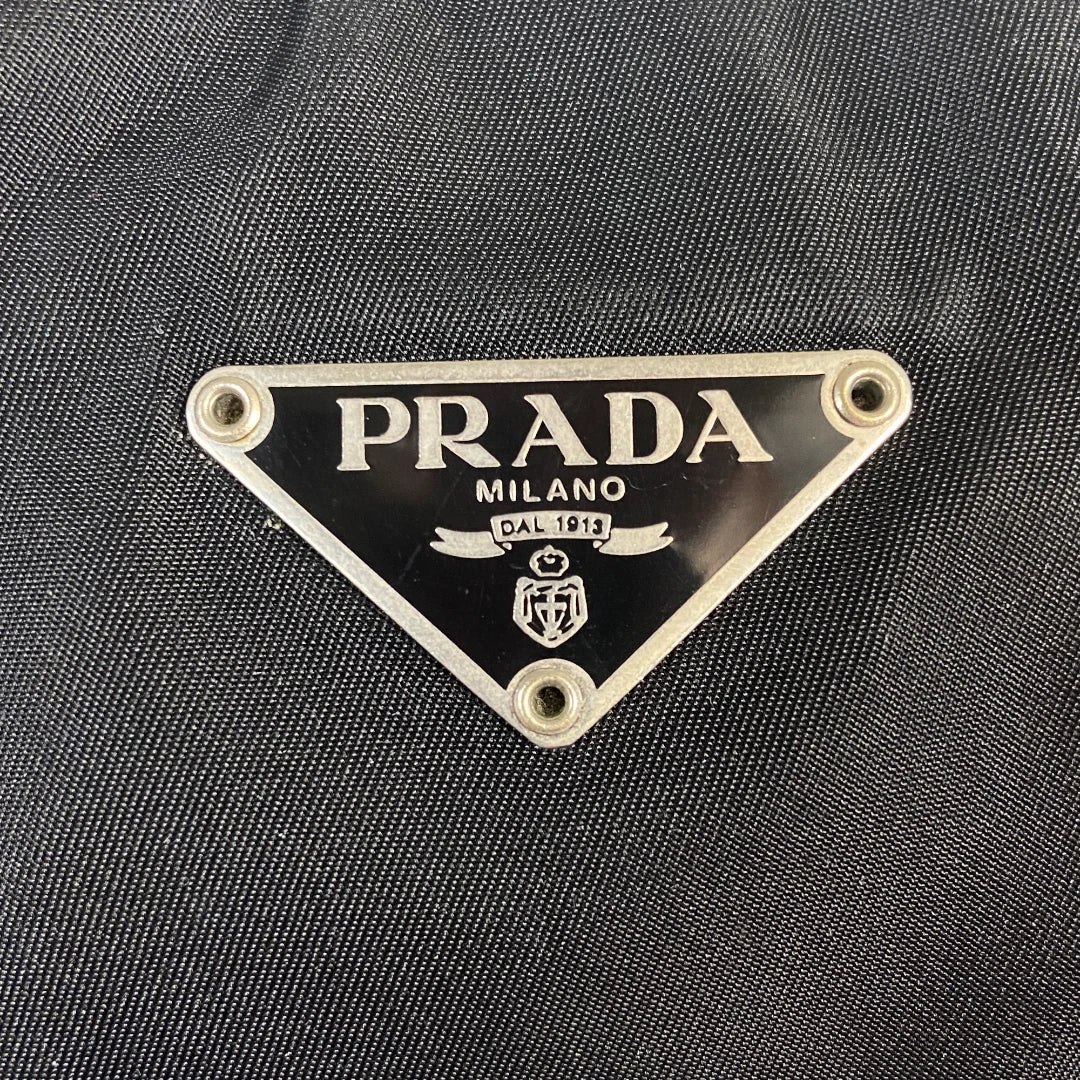 Prada Handtasche mit einstellbaren Schultergurt aus Nylon in schwarz