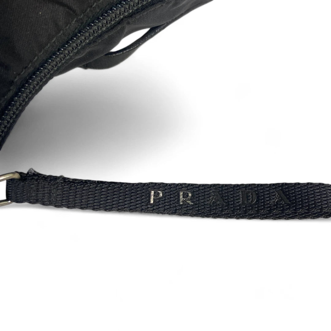 Prada Handtasche mit einstellbaren Schultergurt aus Nylon in schwarz