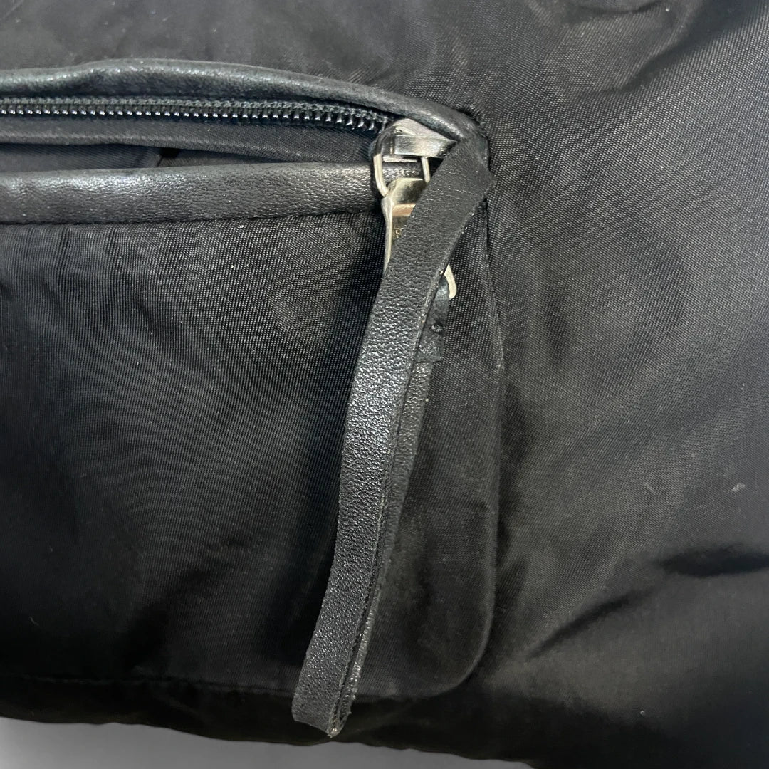 Prada Handtasche mit einstellbaren Schultergurt aus Nylon in schwarz