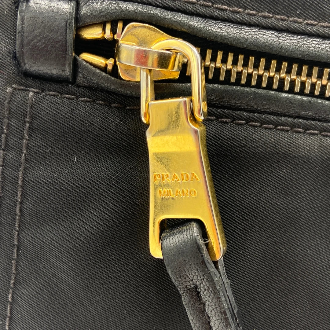 Prada Handtasche mit goldenen Details aus Nylon in schwarz