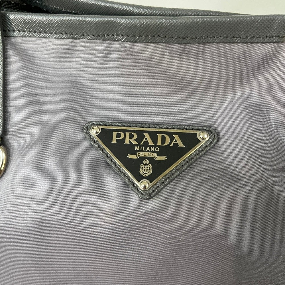 Prada Handtasche / Shopper aus Nylon hellgrau