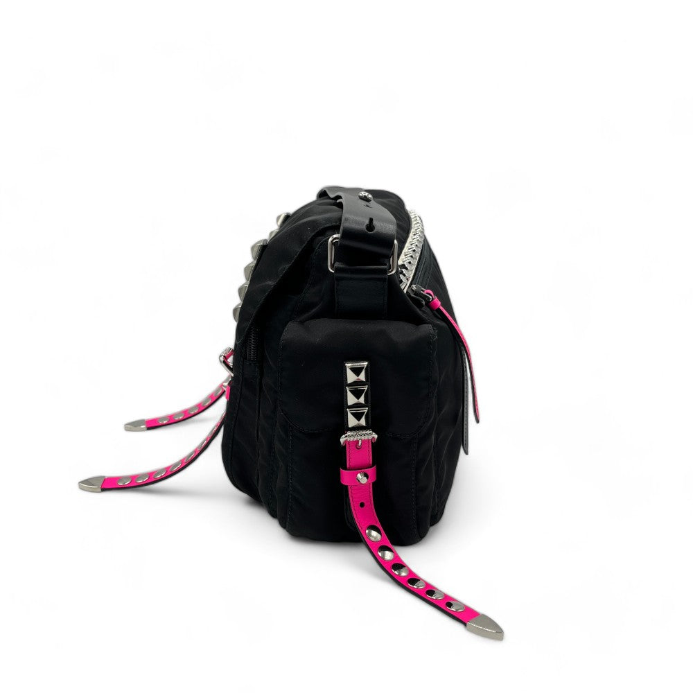 Prada Messengertasche AW18 Rockstar mit Nieten mit pinken Lederdetails schwarz