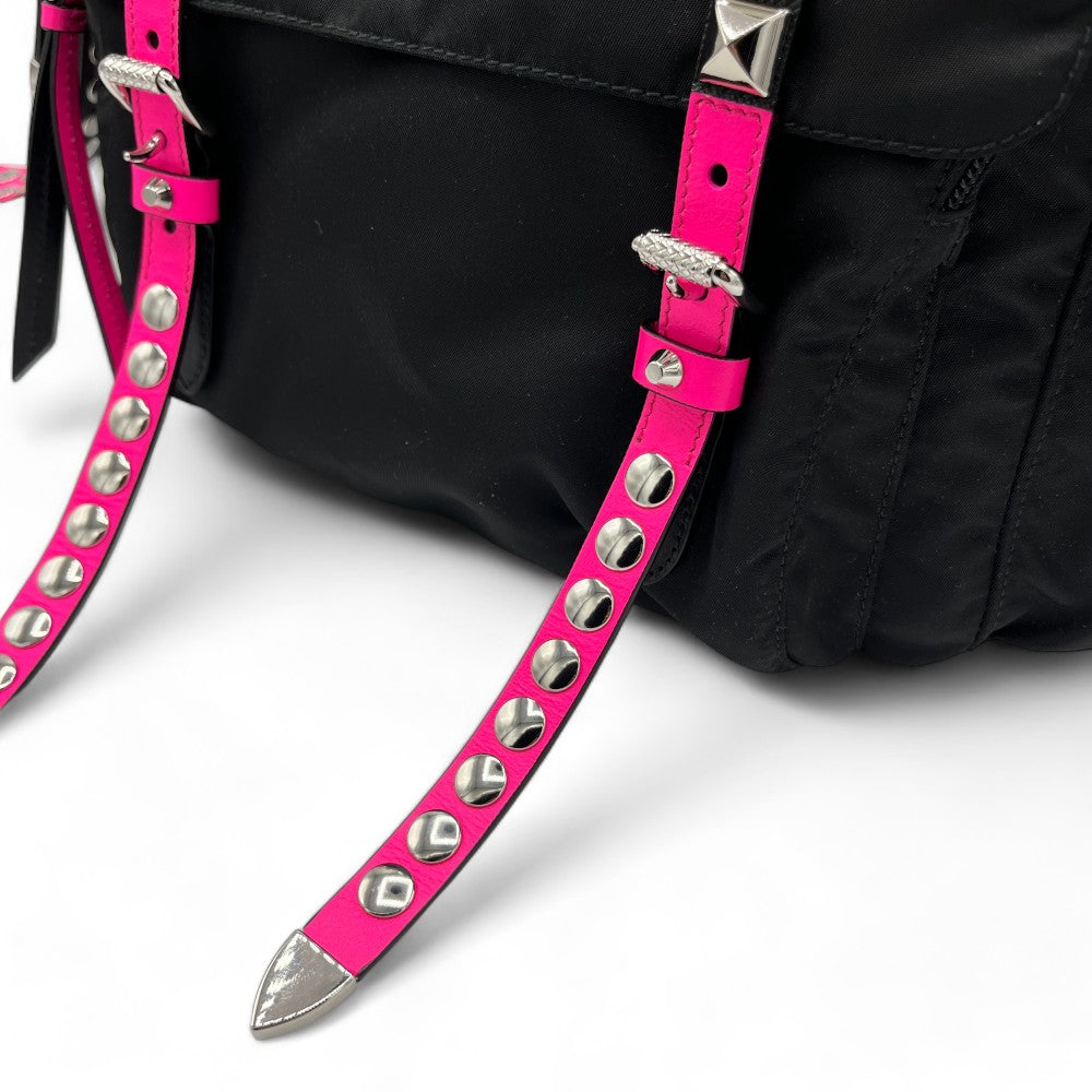 Prada Messengertasche AW18 Rockstar mit Nieten mit pinken Lederdetails schwarz