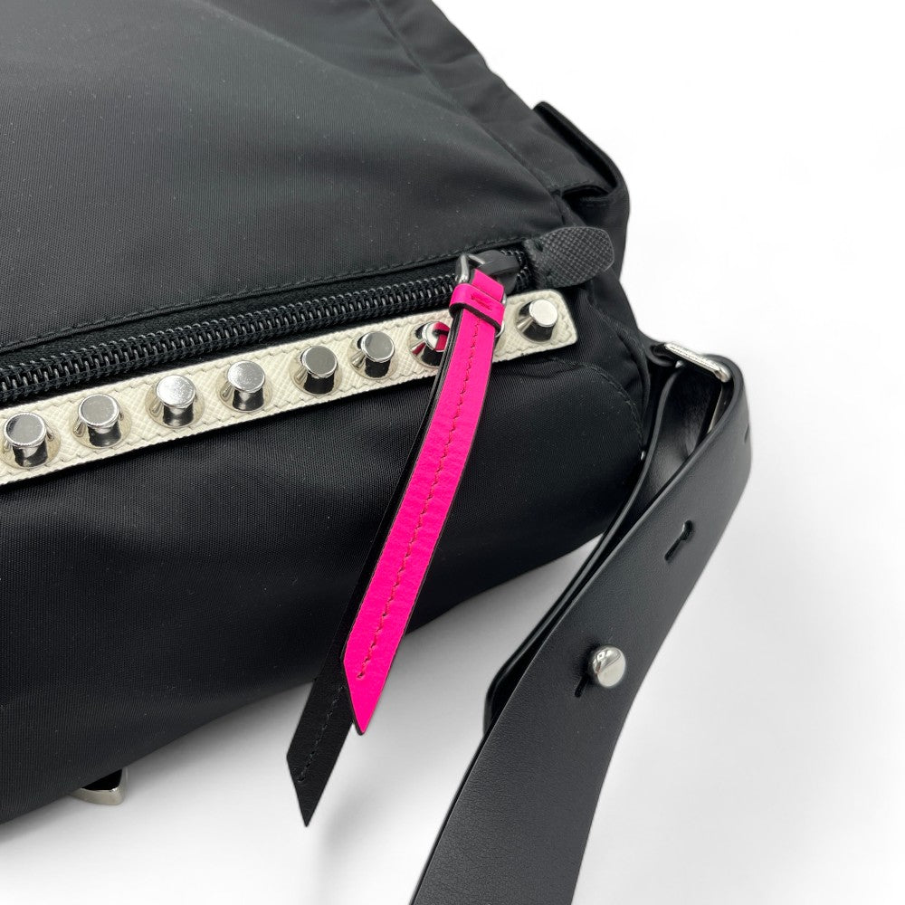 Prada Messengertasche AW18 Rockstar mit Nieten mit pinken Lederdetails schwarz